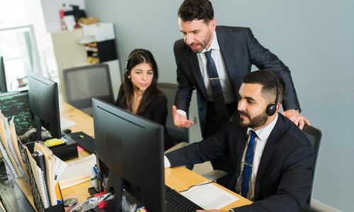 male-supervisor-training-latin-executive-call-center-manager-explaining-work-stuff-employees-offering-tech-support-customer-service_662251-427